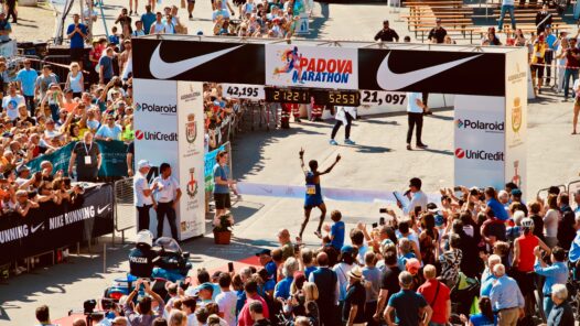 people watching Padova marathon during daytime